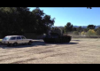 Арнольд Шварценеггер разбивает Mercedes-Benz на его личном танке